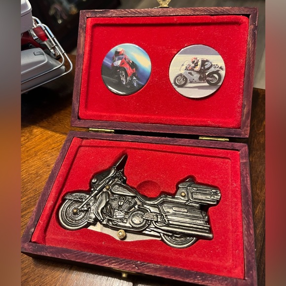 Harley Davidson 2003 display of 1976 Electra Glide Road Rally Edition and Knife - Picture 2 of 14